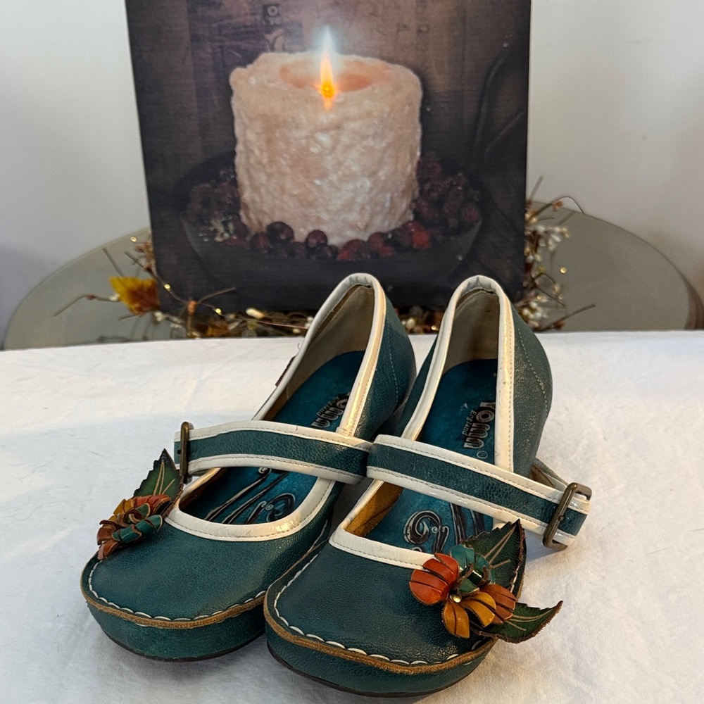 YOMA WOMANS LEATHER 9 Teal Mary Jane Shoes with Leaf Accents MADE IN ENGLAND